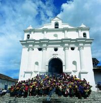 Chichicastenango mit einer Gruppe von Menschen im Vordergrund