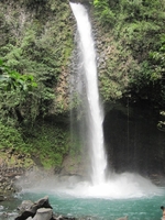 Ein kleiner Wasserfall in La Fortuna, welcher in einen Fluss fällt 