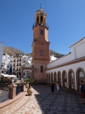 Eine rote Kirche in dem Dorf Competa
