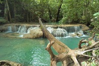 Ein Wasserfall im River Kwai Erawan in Thailand