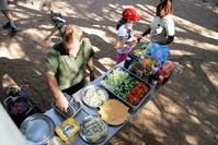 Bei der Zelt-Variante bereitet ein mitreisender Koch die Mahlzeiten zu.