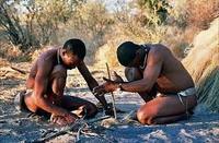 Die Khoisan Buschmänner auf unserer Rundreise durch Namibia, Botswana und Simbabwe inkl. Victoriafällen.
