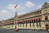 Der Nationalpalast am Hauptplatz in Mexiko-Stadt auf den Rundreisen durch Mexiko