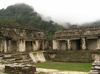 ein überwucherter Tempel von Palenque