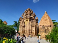 Der My son Tempel Komplex in Vietnam mit blauem Himmel im Hintergrund