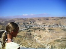 Mädchen schaut auf die Landschaft der Stadt Petra