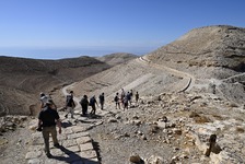 Ein Wanderweg in Jordanien, wo mehrere Wanderer unterwegs sind
