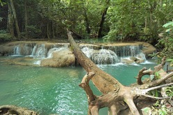 Ein kleiner Wasserfall im Fluss von Kwai