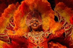 Eine Frau aus Brasilien mit orangenem Karnevalskostüm