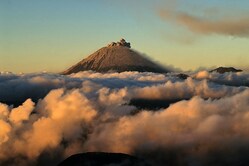 Der Bromo-Vulkan über den Wolken mit Sonnenafgang 