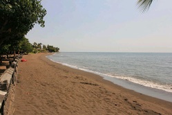 Der Strand an der Küste von Bali in Lovina