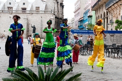 Vier Personen in bunten kubanischen Karnevalskostümen 