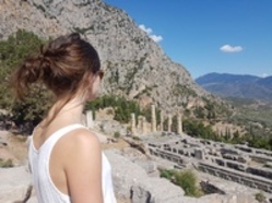 Frau, die auf die Landschaft von Delphi schaut