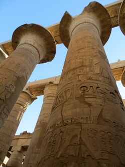Die Säulen eines Tempels in Luxor