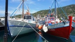 Zwei Boote am Hafen von Pylos