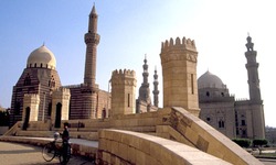 Der Kairo Tower mit einem jungen Mann im Vordergrund