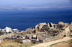 Eine Gruppe von Leuten schaut sich eine Ausgrabung in Tiberias an und im Hintergrund sieht man das Meer