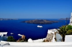 Blick auf das dunkelblaue Wasser und die Inseln Griechenlands