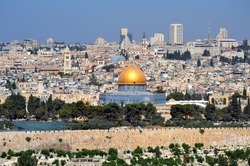Ausblick auf Jerusalem mit einer goldenen Kuppel in mitten der Skyline