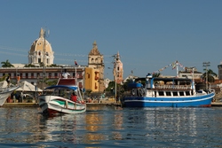 Der Blick auf ein See in Kuba mit einem Boot auf dem Wasser