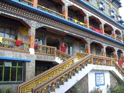 Das Kloster Rumtek im Bhutan, welches mit vielen Farben geschmückt sind