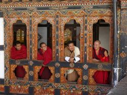 vier Mönche in Gewand in einem Kloster 