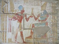 Ein altes auf Stein gemaltes Bild in Luxor
