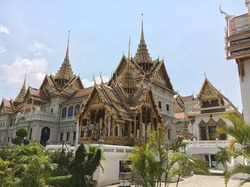 Ein mit Gold geschmücktes Gebäude in Bangkok