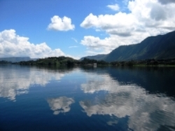 Ausblick auf den Toba See in Indonesien mit einem Berg im Hintergrund