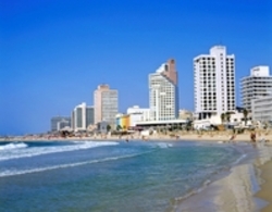Die Küste von Tel Aviv mit Hochhäusern im Hintergrund