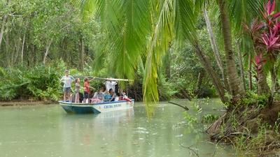 Mit dem Longtail-Boot gelangen wir zu der Eco-Lodge nach Tortuguero