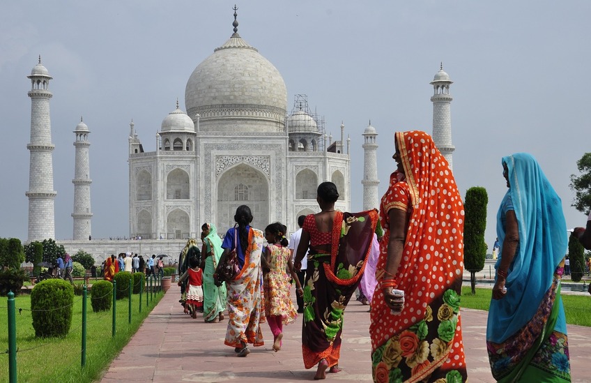 Mehrere Frauen auf dem Weg zum Taj Mahal