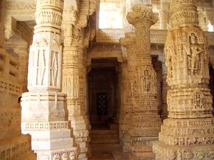 Skulptierte Säulen im Jaintempel von Ranakpur