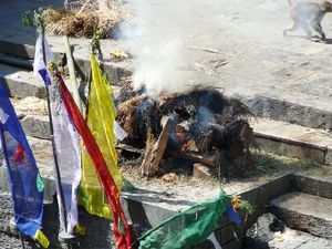 Verbrennung an den Ghats des Pashupatinath-Tempels in Kathmandu