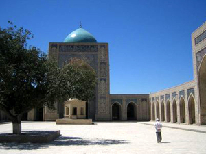 Innenhof der Medrese Mir-e-Arab