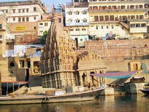 Tempel am Ganges in Varanasi