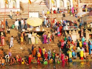 Waschungen am Ganges in Varanasi
