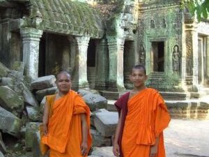 Siem Reap - Mönche vor Ta Prohm