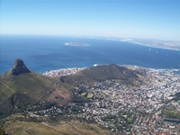 Grandiose Aussicht vom Tafelberg auf Kapstadt.