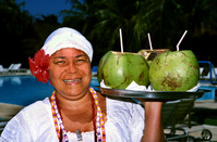 Frau mit Kokosnüssen