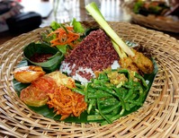 Genießen Sie eine leckere, typisch indonesische Mahlzeit.