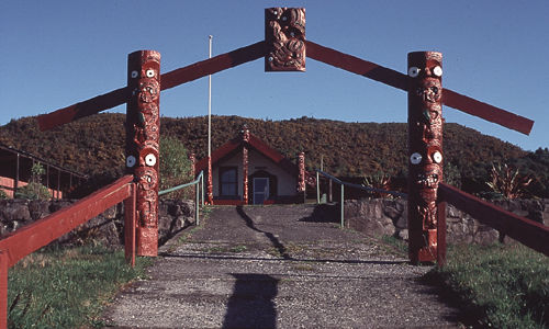 Eingang zu einem Marae bei Rotorua