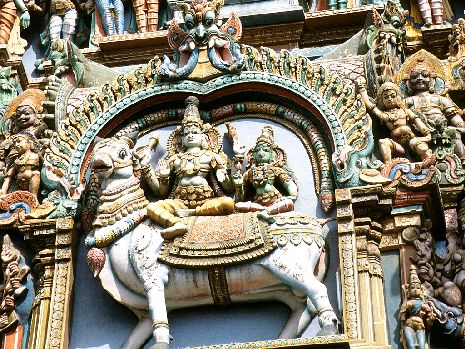 Buntes Relief an einem Tempelturm in Madurai