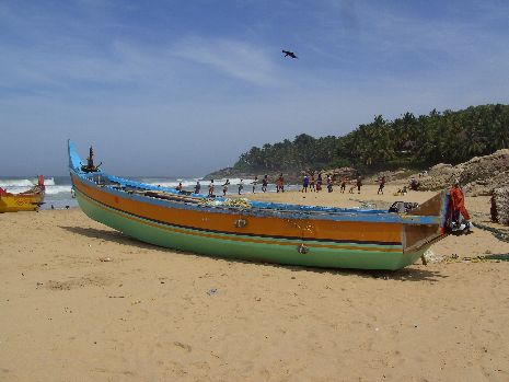 Fischerboote am Strand von Kovalam