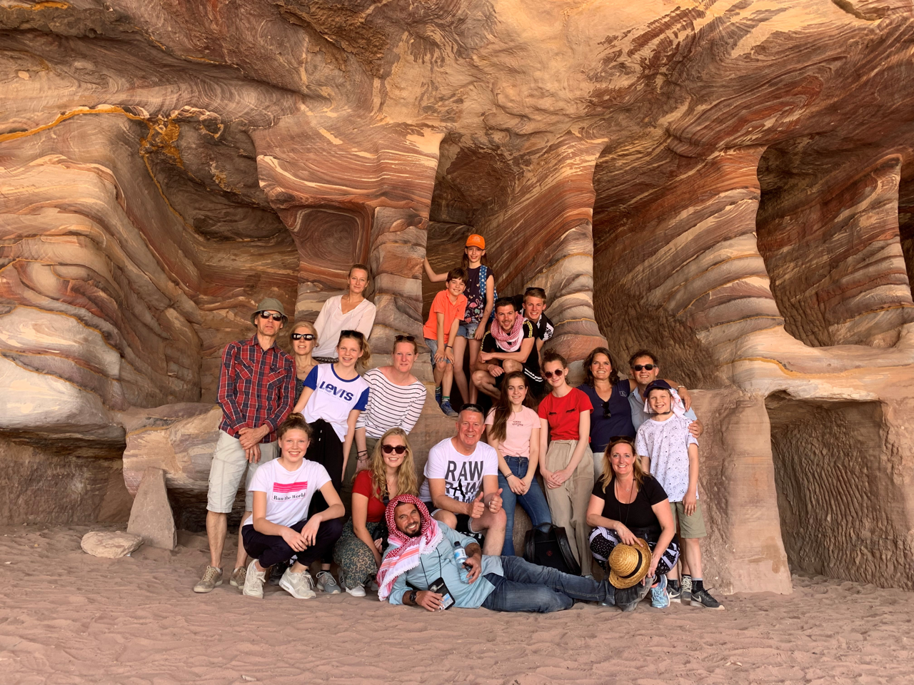 Familie posiert in Jordanien